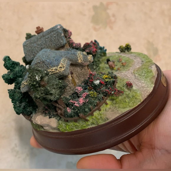 Thomas Kinkade - Lighted Cottage Collection - Heather's Hutch - Picture 5 of 9